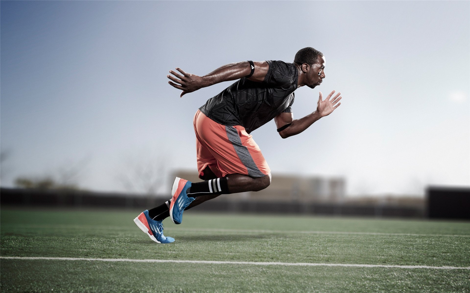 自主研发电竞设备助力电竞选手奋战赛场，电竞产品